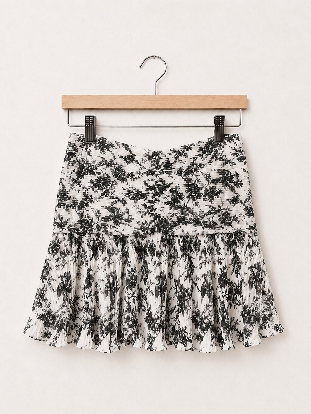 Express Charcoal Black And White Floral Pleated Ruched A-Line Flowy Mini Skirt